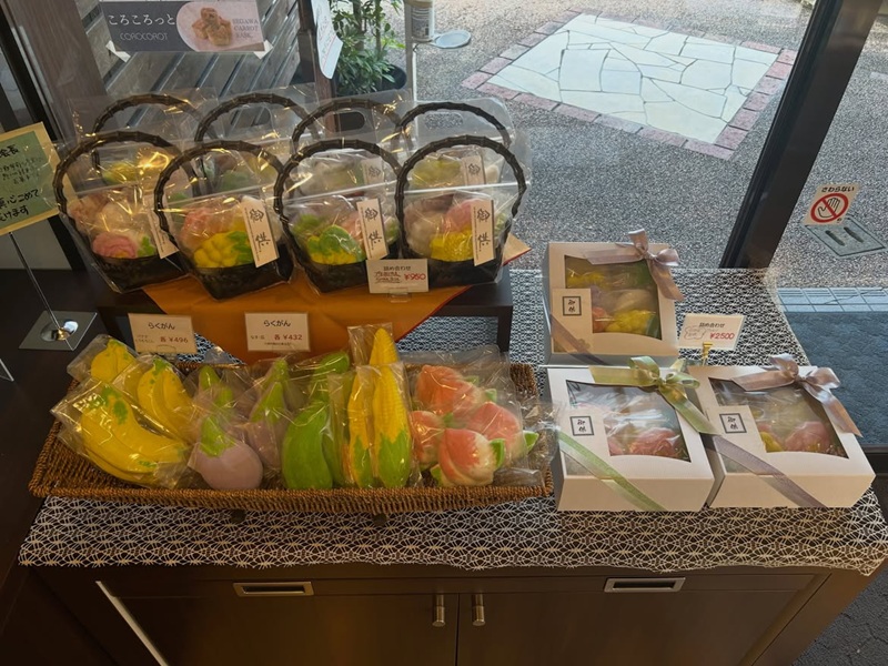 落雁の販売開始いたしました🌼 先代会長と社長が職人の技で形作る色とりどりの落雁、 その繊細な手仕事につい見入ってしまいます