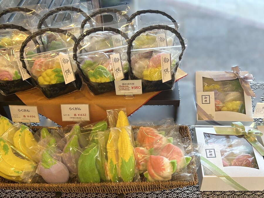落雁の販売開始いたしました🌼 先代会長と社長が職人の技で形作る色とりどりの落雁、 その繊細な手仕事につい見入ってしまいます