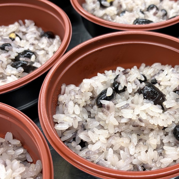 「黒豆おこわ」(1パック 300円)の販売を開始いたしました。 こちらの黒豆おこわの売上は、全額を義援金として被災地へお届けいたします。